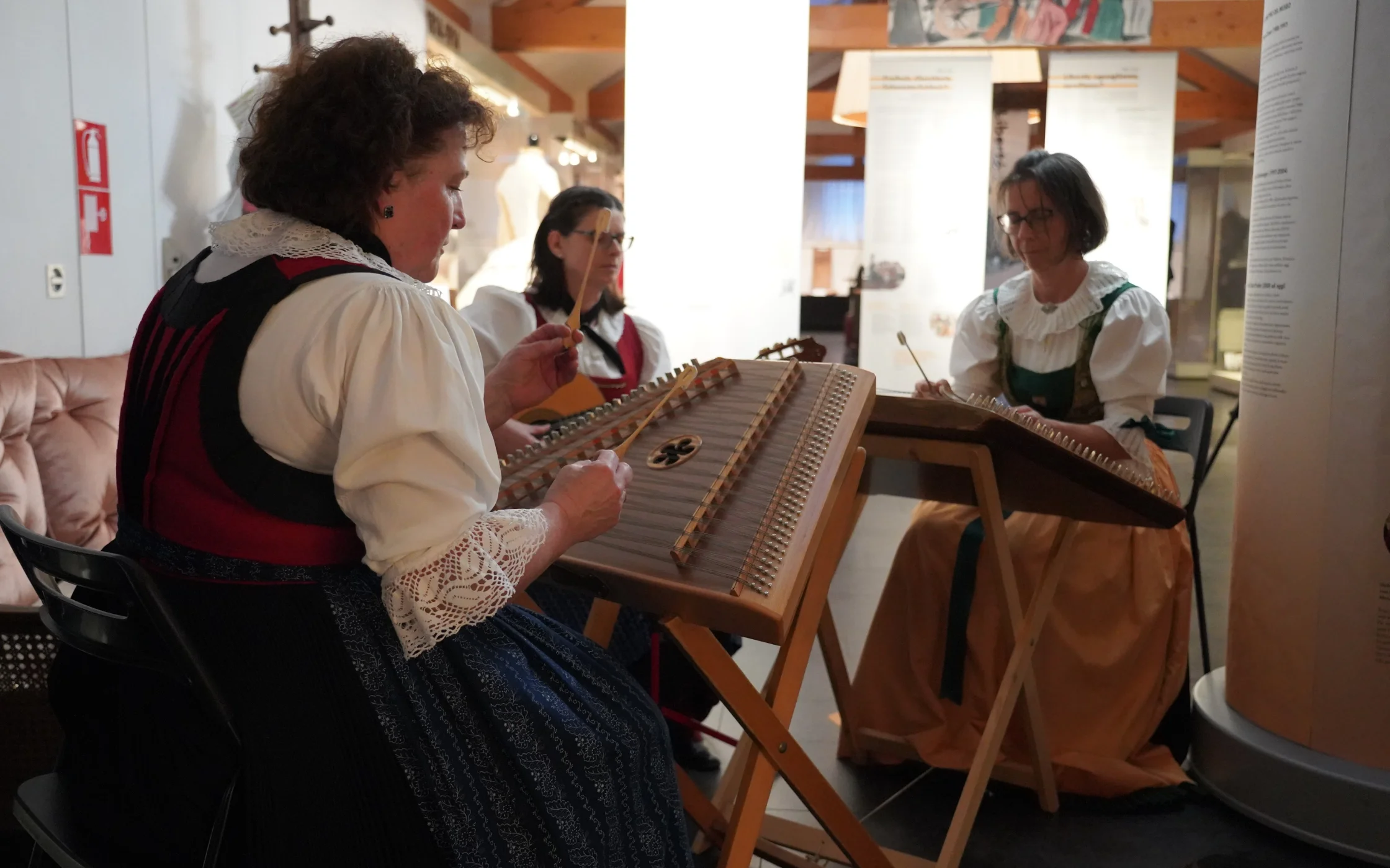 eroeffnungvitrinefrauenmuseum_sbo_51.jpg