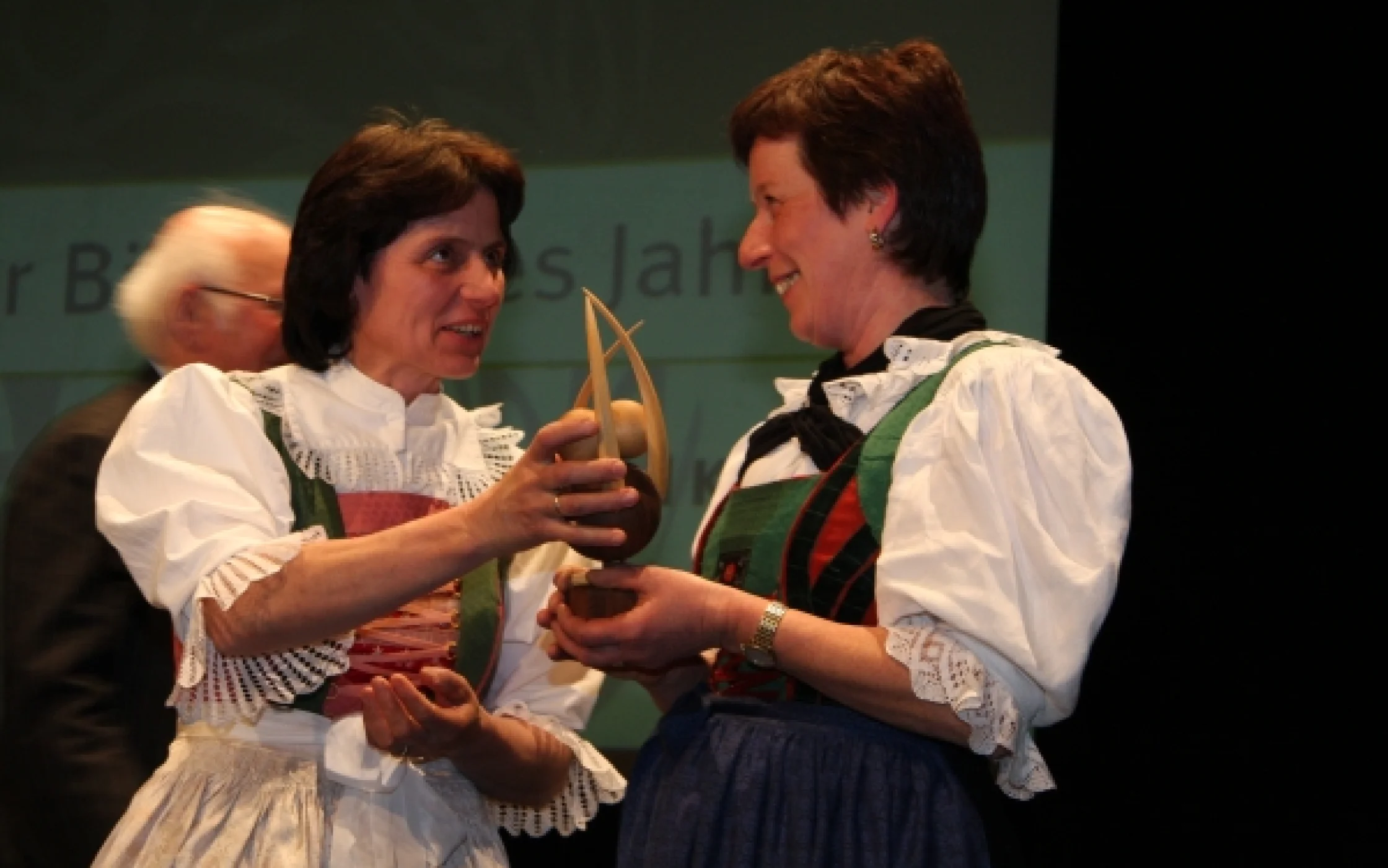 marianne_koehl_uebergibt_der_neuen_baeuerin_des_jahres_den_wanderpreis_kleiner_fuer_internetseite.jpg
