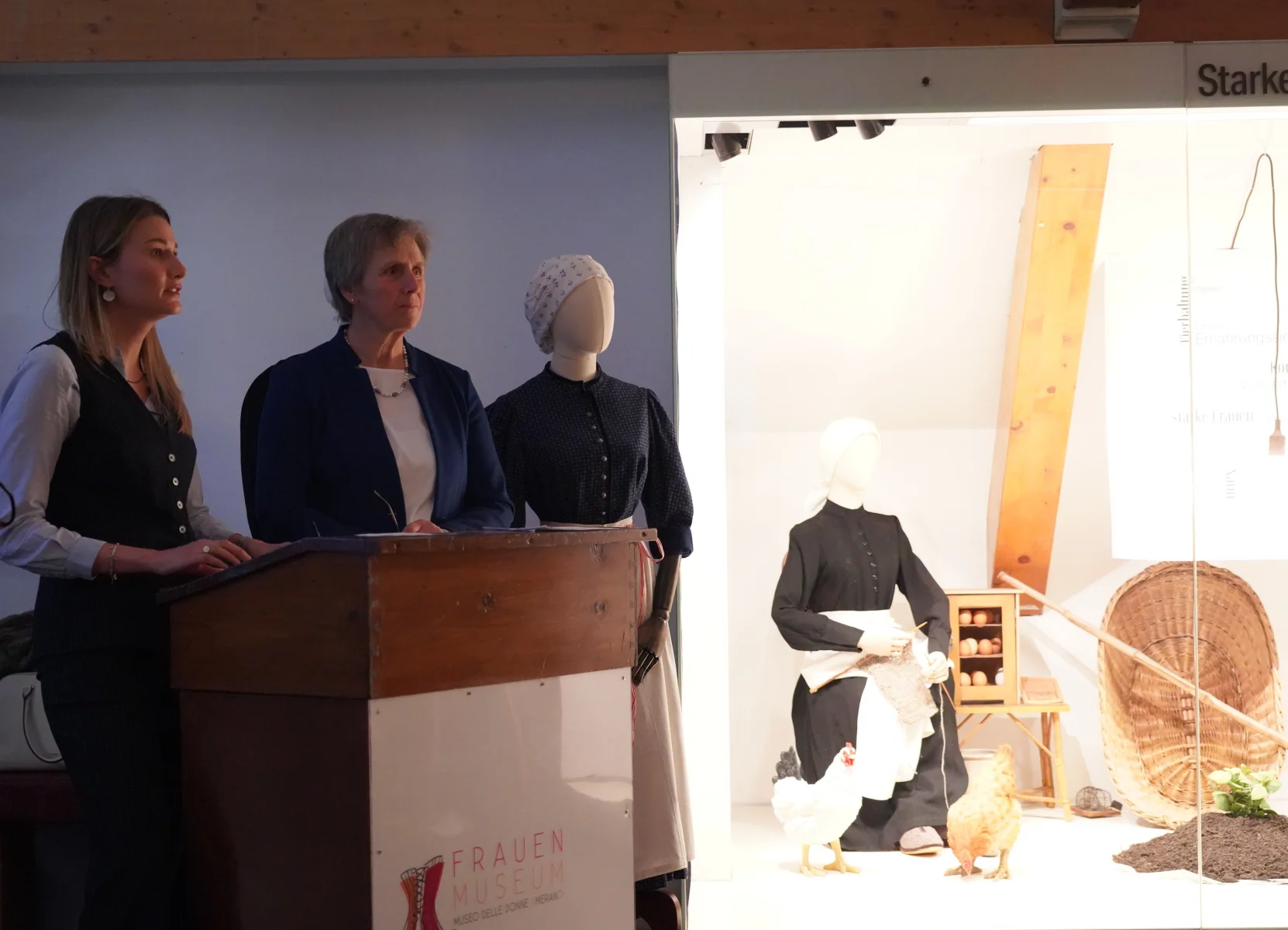 eroeffnungvitrinefrauenmuseum_sbo_58.jpg