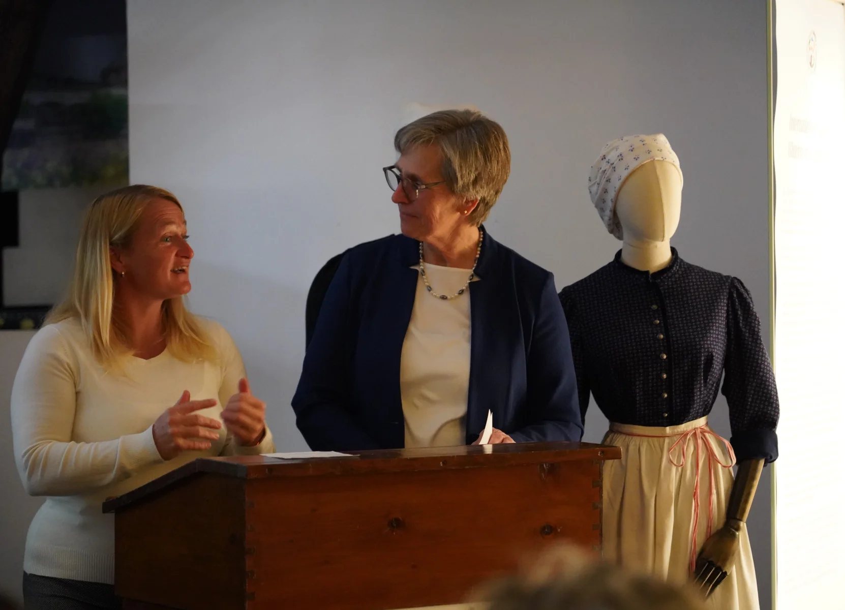 eroeffnungvitrinefrauenmuseum_sbo_64.jpg
