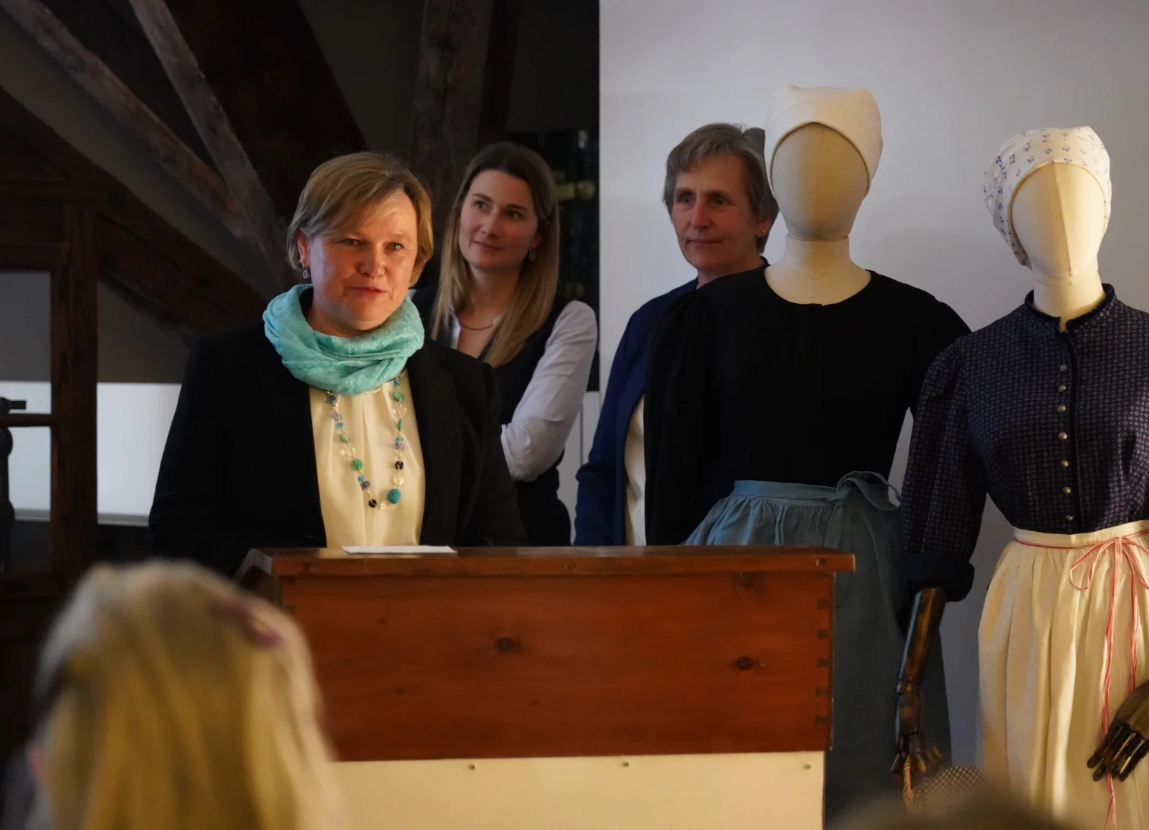 eroeffnungvitrinefrauenmuseum_sbo_82.jpg